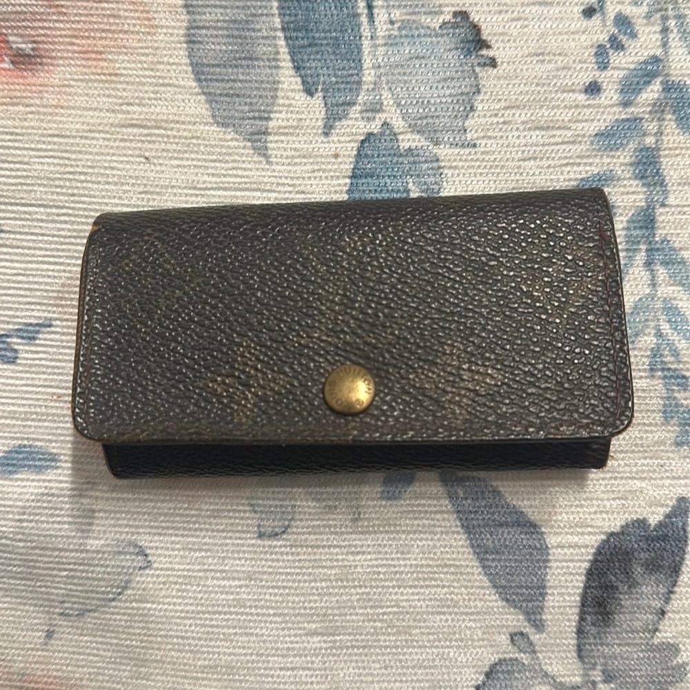COPY - Louis Vuitton 4 key holder. Shows signs of wear and tear